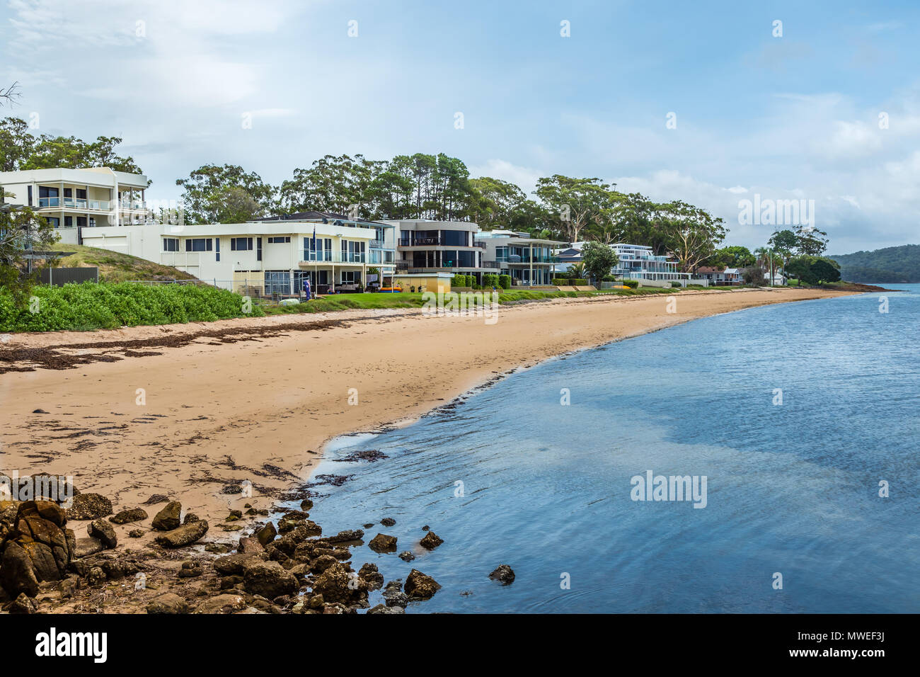 Vista della proprietà sulla spiaggia nella baia di Salmanader, NSW, Australia Foto Stock