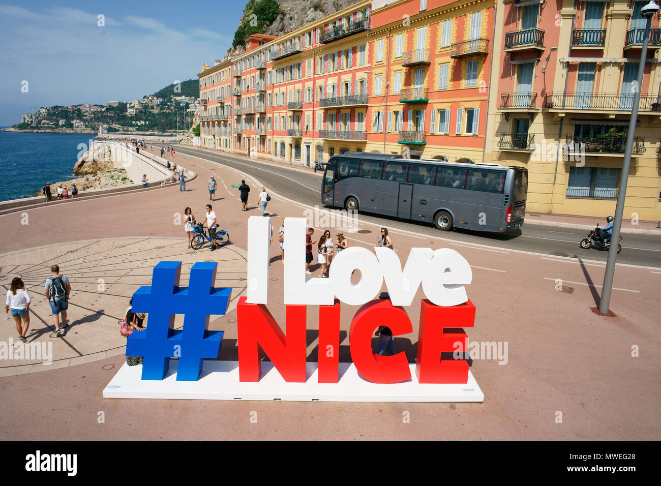 VISTA AEREA da un montante di 6 metri. Struttura #ILoveNice (immagine capovolta orizzontalmente). Quai Rauba Capeu, Nizza, Costa Azzurra, Alpi Marittime, Francia. Foto Stock