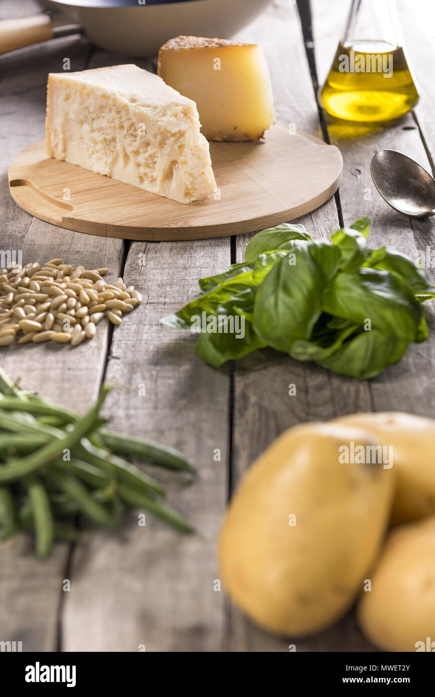 Ingredienti per la preparazione del pesto alla genovese Foto Stock