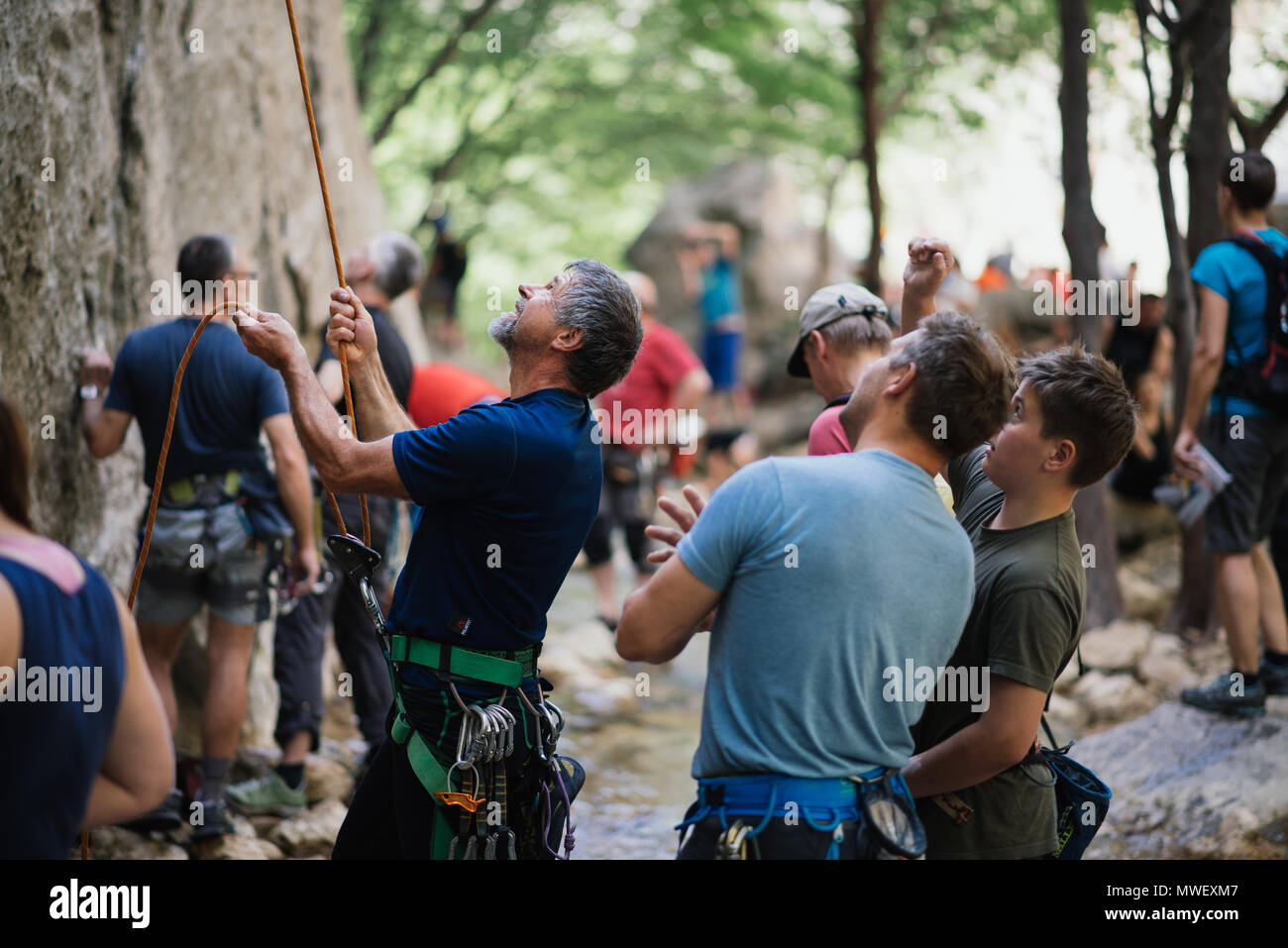 Gruppo di persone che salgono in canyon di Paklenica, Croazia Foto Stock