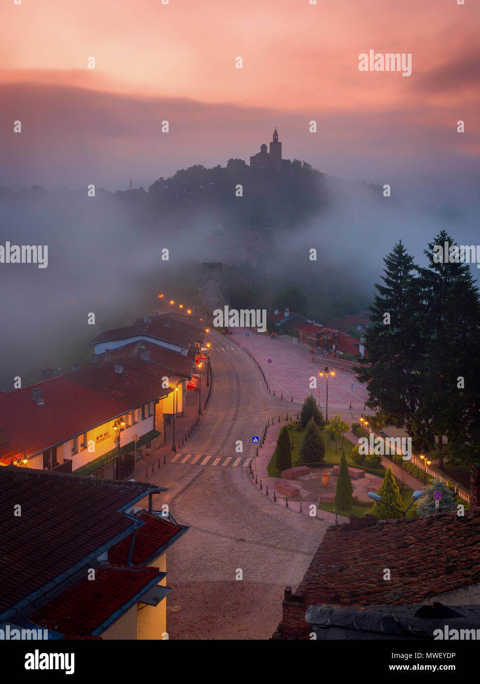 Incredibile bellissima vista sulla fortezza di Tsarevets a Veliko Tarnovo, Bulgaria su un foggy sunrise in estate. Foto Stock