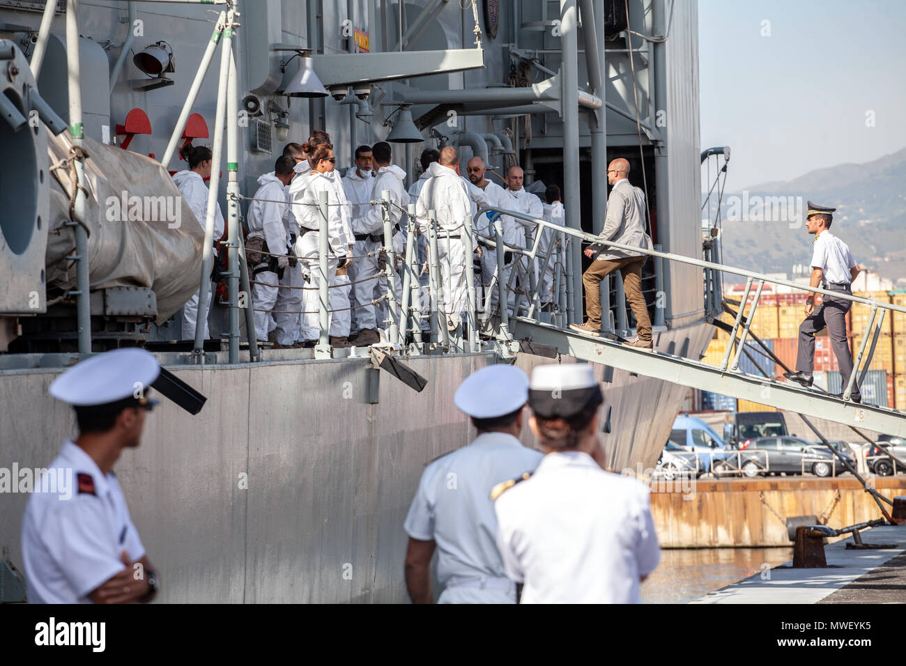 Palermo, le fasi dello sbarco del 592 migranti al porto di Palermo dalla nave spagnola Numancia. Foto Stock