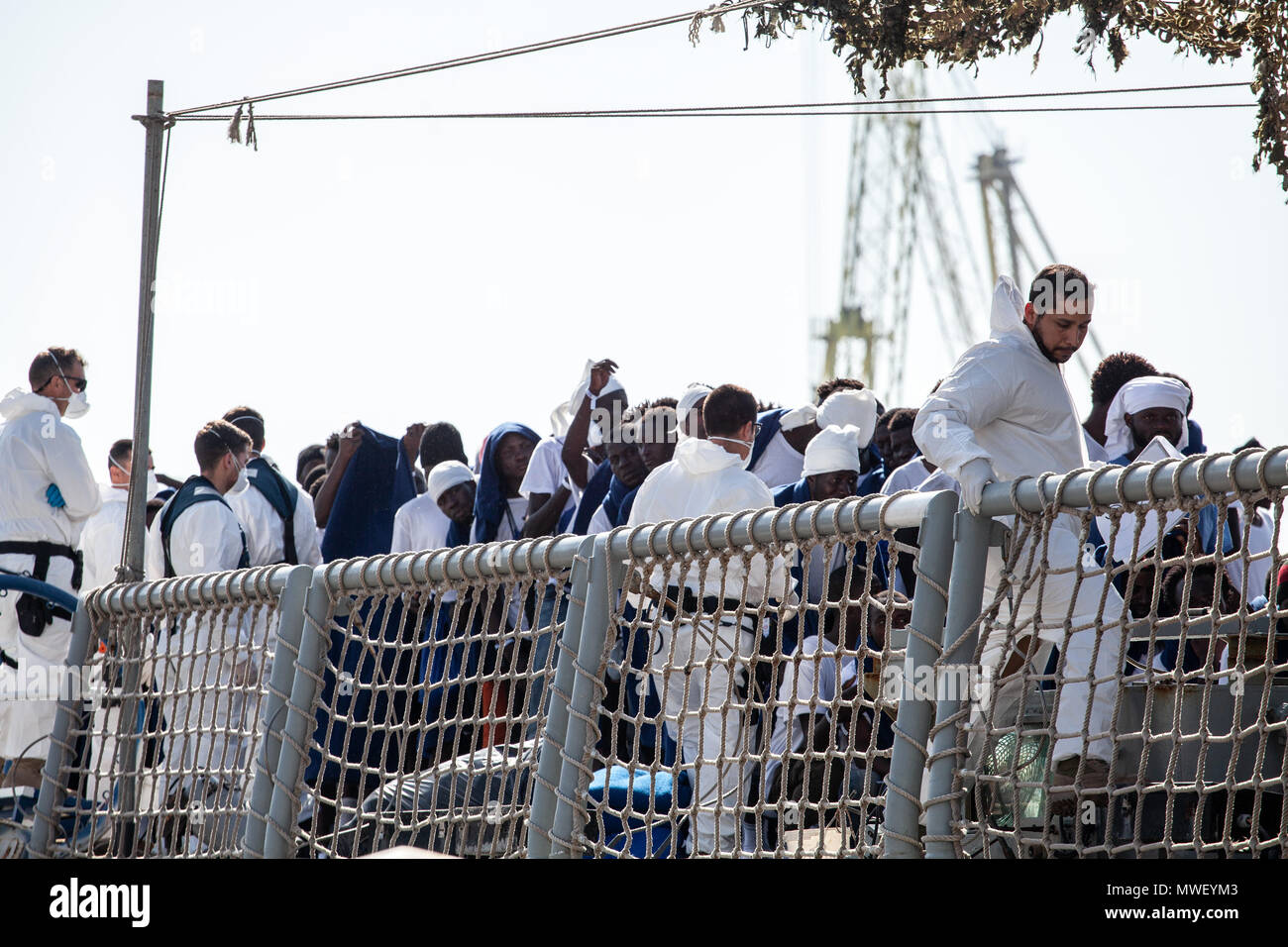 Palermo, le fasi dello sbarco del 592 migranti al porto di Palermo dalla nave spagnola Numancia. Foto Stock