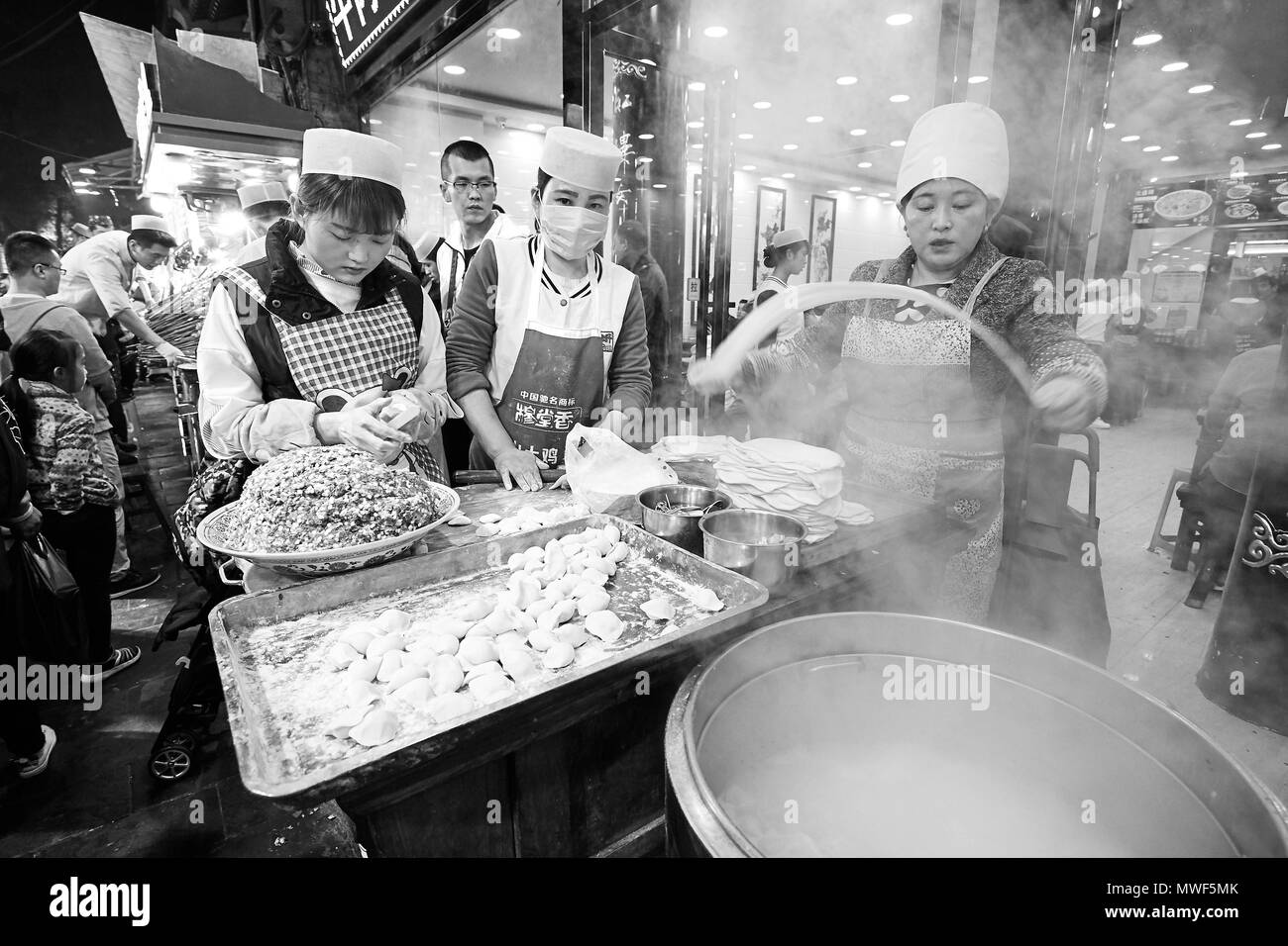 Xian, Cina - 5 Ottobre 2017: Street preparazione alimentare nel Quartiere Musulmano, ben noto sito turistico famoso per la sua cultura e cibo. Foto Stock