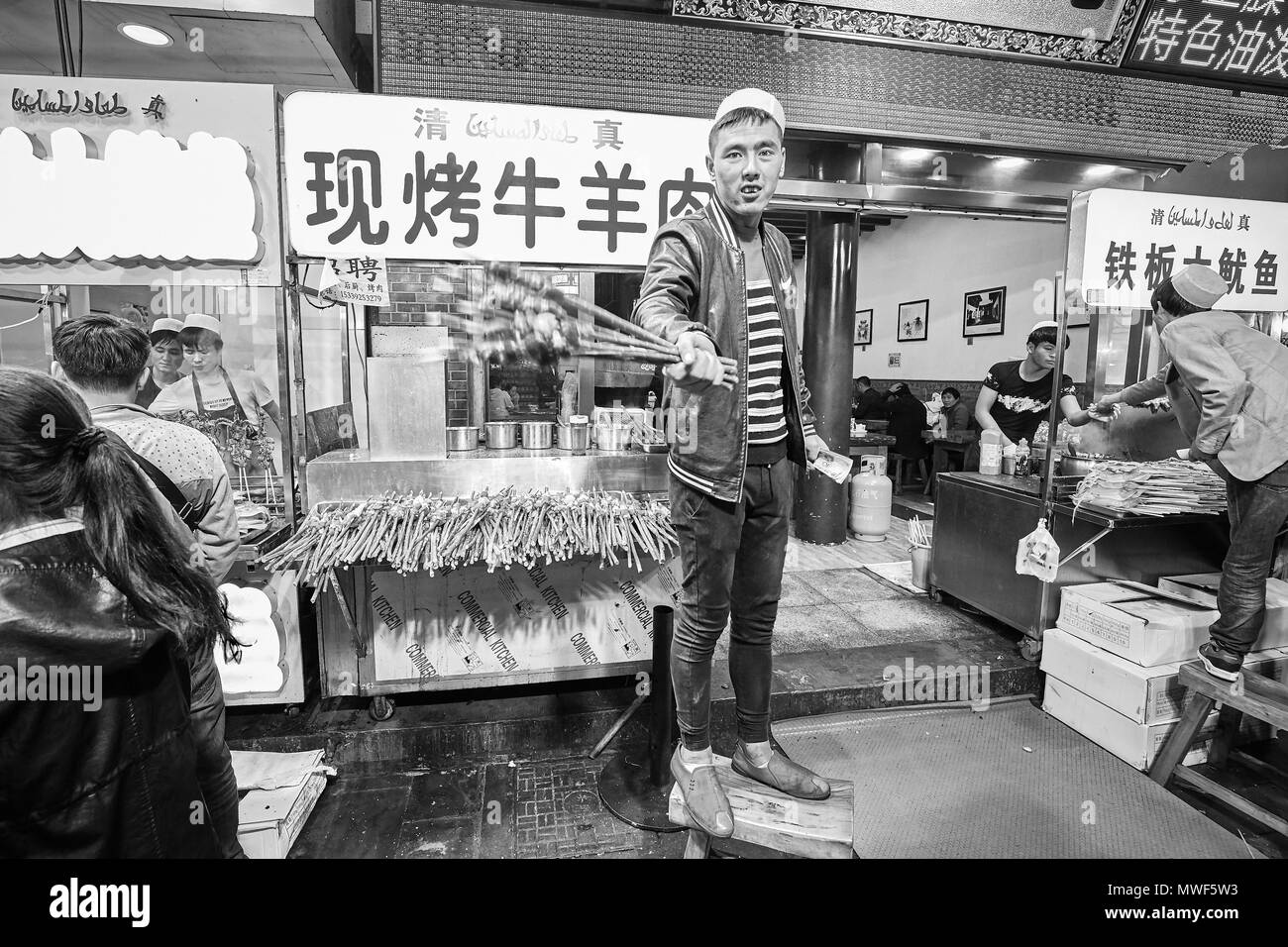 Xian, Cina - 5 Ottobre 2017: street food produttore presso il Quartiere Musulmano, ben noto sito turistico famoso per la sua cultura e cibo. Foto Stock
