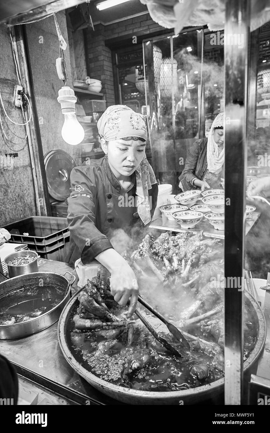 Xian, Cina - 5 Ottobre 2017: Street preparazione alimentare nel Quartiere Musulmano, ben noto sito turistico famoso per la sua cultura e cibo. Foto Stock
