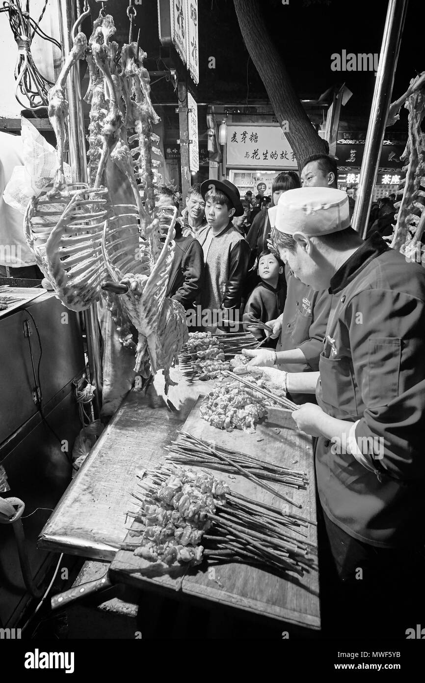 Xian, Cina - 5 Ottobre 2017: Street preparazione alimentare nel Quartiere Musulmano, ben noto sito turistico famoso per la sua cultura e cibo. Foto Stock