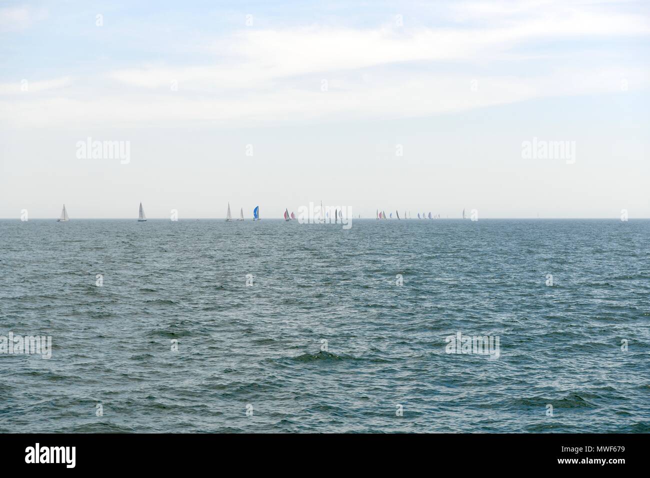 Barche a vela nell'Oceano Atlantico al largo della costa di Martha's Vineyard, Massachusetts, STATI UNITI D'AMERICA Foto Stock