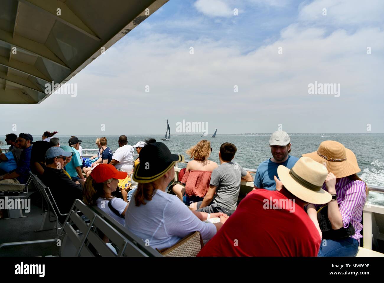Turisti che si godono la vista dal retro di un traghetto, Cape Cod, STATI UNITI D'AMERICA Foto Stock