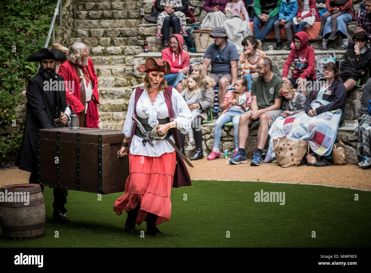 Effetto - Un dramma amatoriale gruppo in una performance al Giardino Trebah anfiteatro in Cornovaglia. Foto Stock