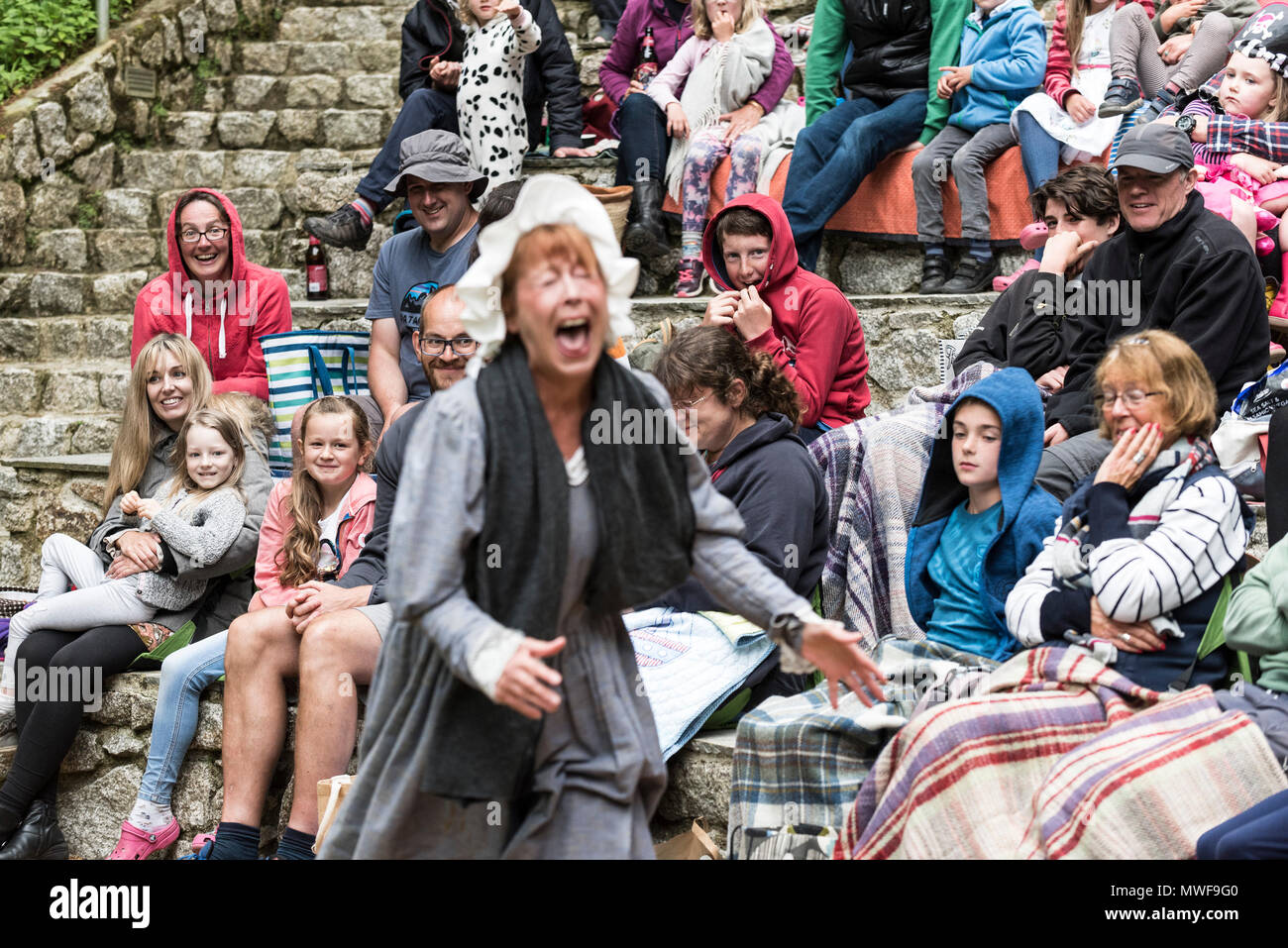 Deliberando - Gweek i giocatori in una performance dei pirati di Trebah a Trebah anfiteatro del giardino in Cornovaglia. Foto Stock