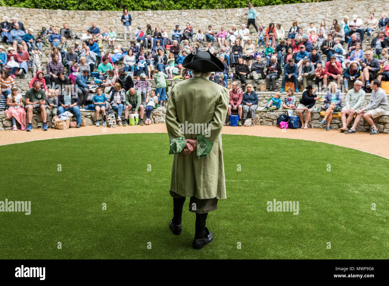Deliberando - Gweek i giocatori in una performance dei pirati di Trebah a Trebah anfiteatro del giardino in Cornovaglia. Foto Stock