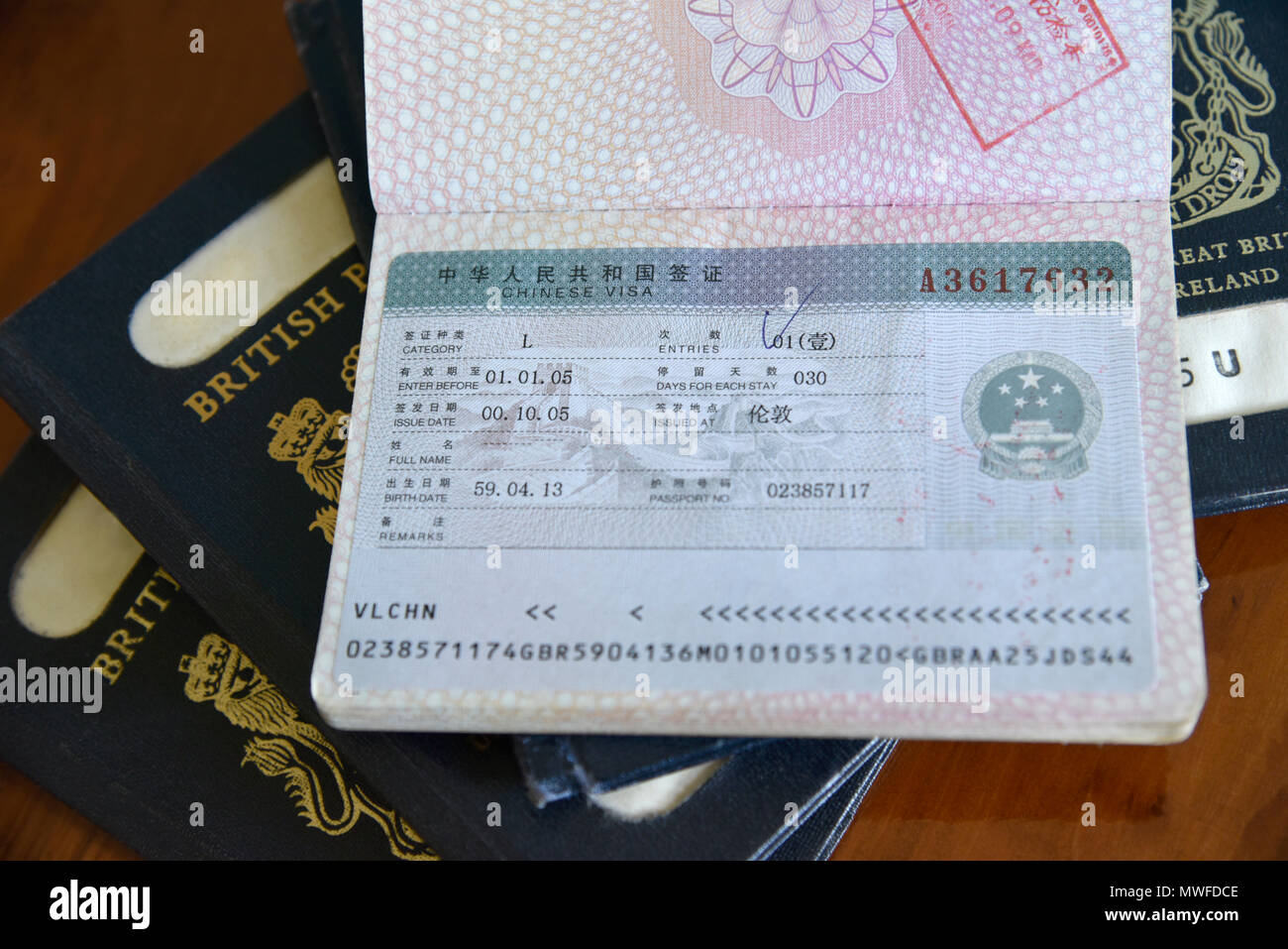 Unione british passaporto con visto cinese timbrato all'interno e il nome tranciati Foto Stock