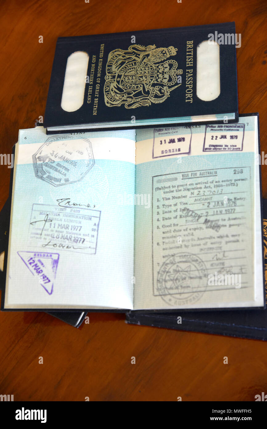 Australian visa in un passaporto britannico insieme con altri francobolli Foto Stock