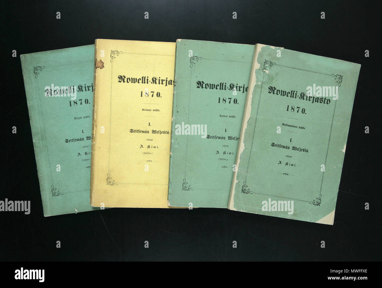 . Inglese: prima edizione di Aleksis Kivi: Seitsemän weljestä: kertomus. (Sette Fratelli) - Helsinki : [Suomalaisen Kirjallisuuden Seura], 1870. Svenska: Första upplagan av Aleksis Kivi: Seitsemän weljestä: kertomus. (Sju bröder) - Helsingfors : [Suomalaisen Kirjallisuuden Seura], 1870. Suomi: Ensimmäinen painos, Aleksis Kivi: Seitsemän weljestä: kertomus. - Helsinki : [Suomalaisen Kirjallisuuden Seura], 1870. 1870. Suomalaisen Kirjallisuuden Seura. 550 Seitseman veljekset Foto Stock