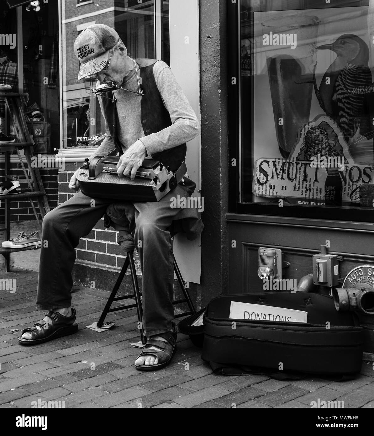 Un musicista di strada a Portsmouth, New Hampshire, gioca sul suo fatti in casa a base di strumento musicale Foto Stock