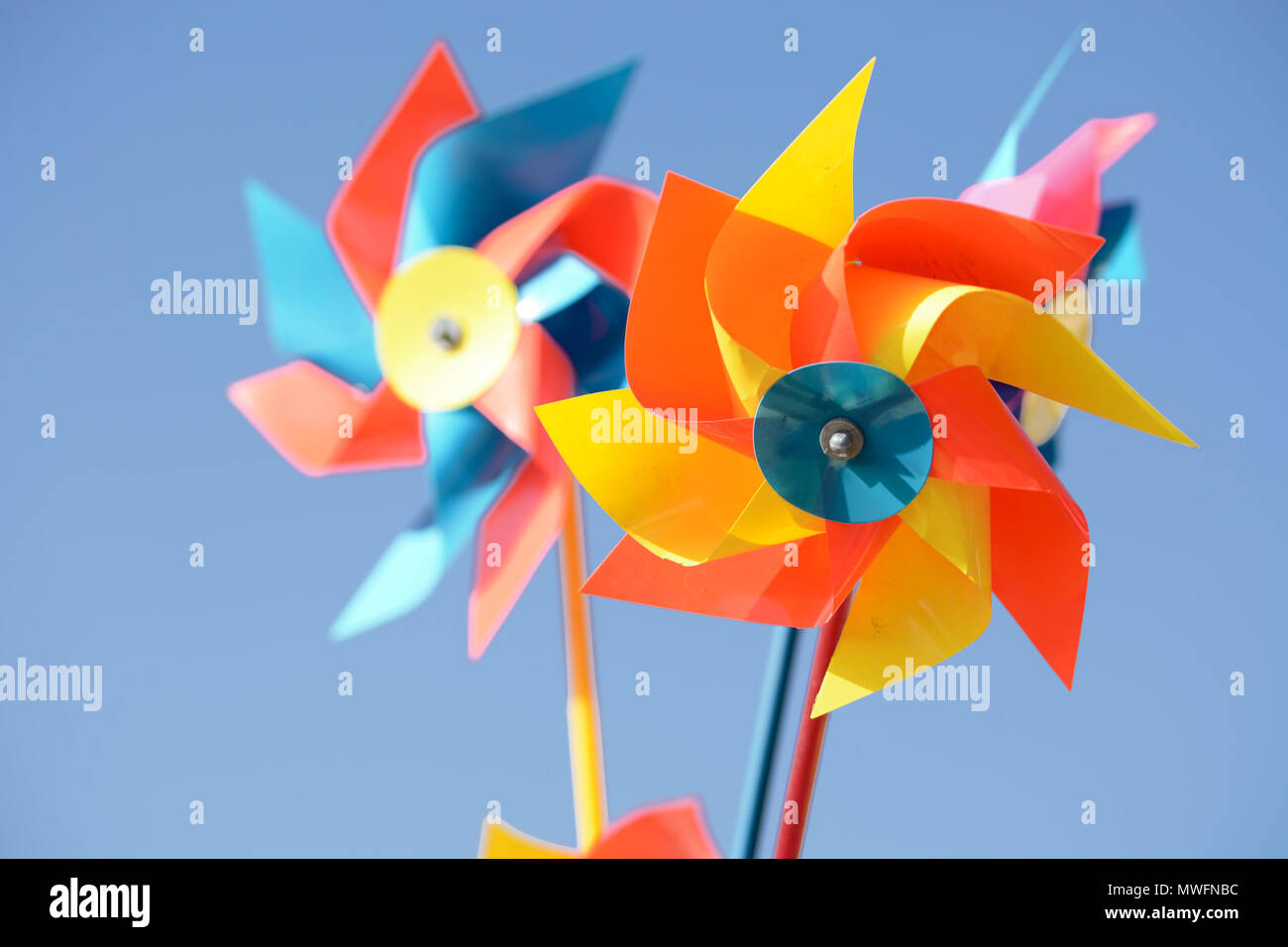 La girandola colorata per bambini.Oggetto apprezzato da molti bambini, specialmente durante gli eventi che richiamano migliaia di persone Foto Stock