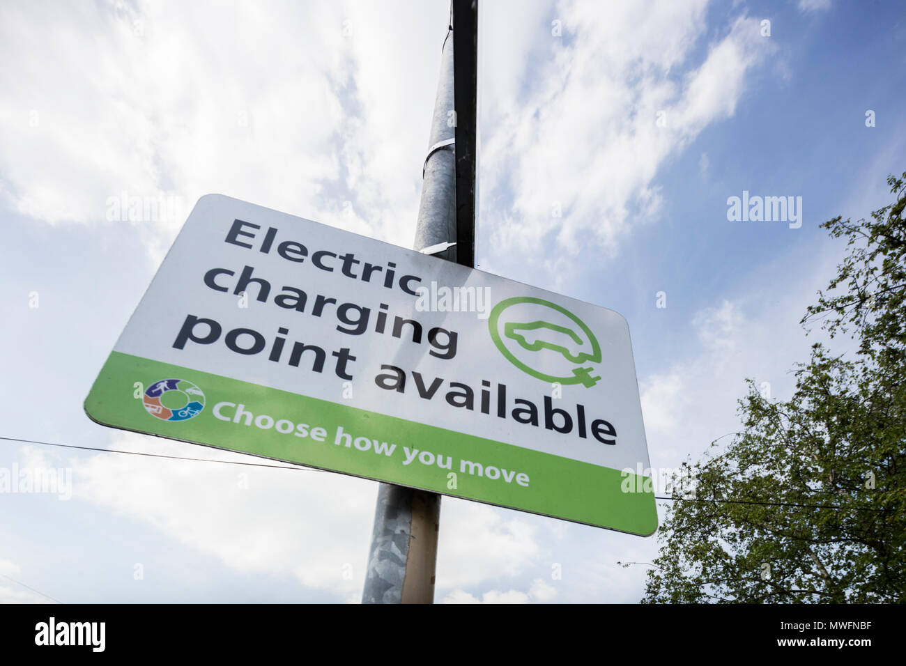 Segno di una carica elettrica di un punto in un parcheggio, England, Regno Unito Foto Stock
