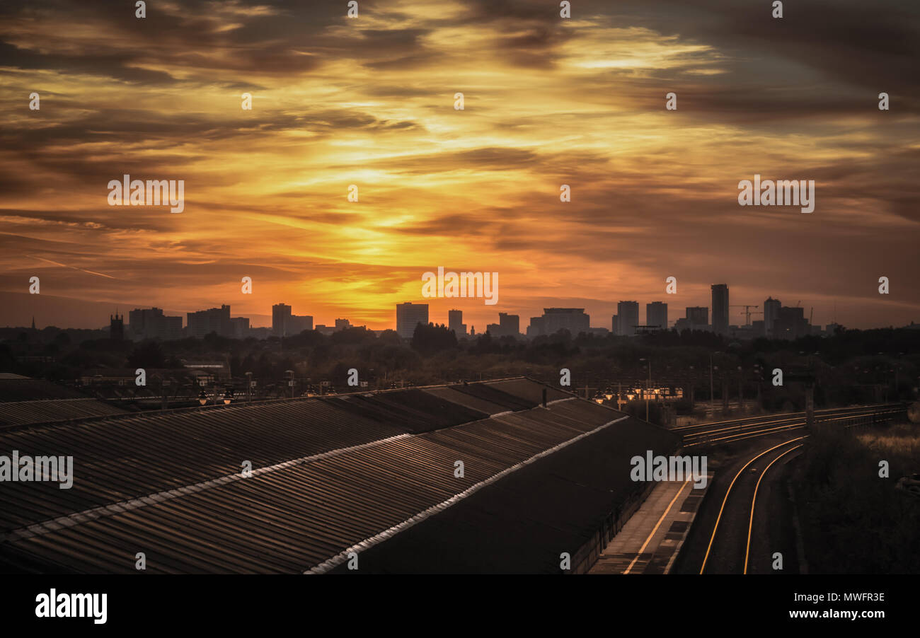 Il tramonto sulla città di Birmingham da Tyseley stazione ferroviaria Foto Stock
