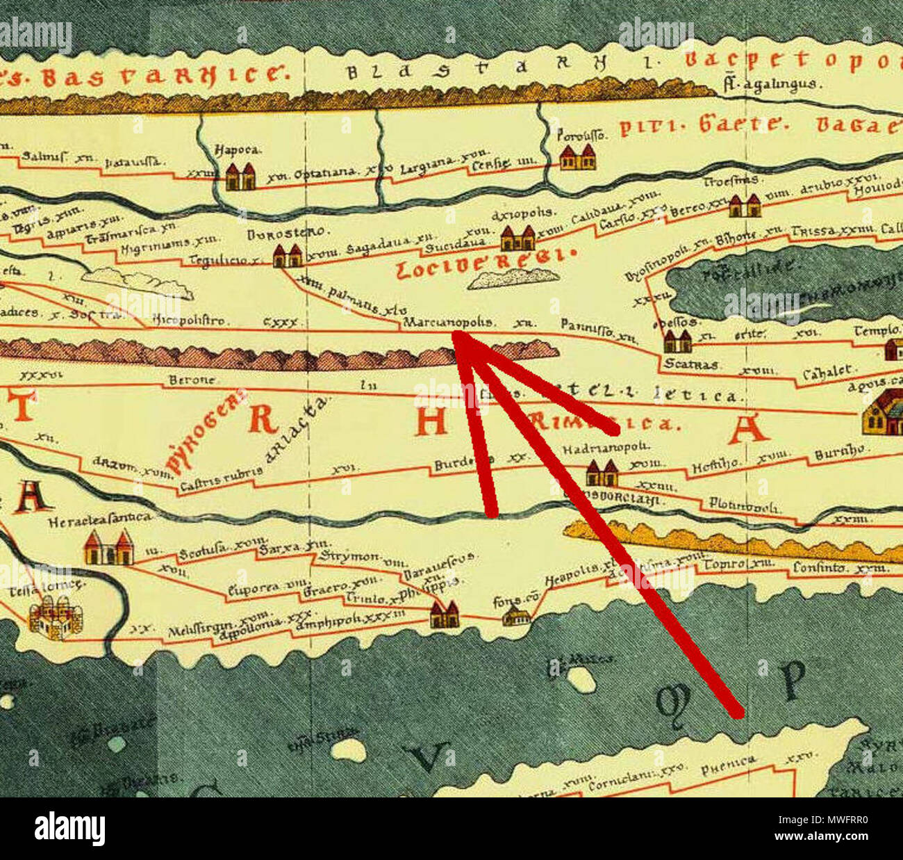 . Inglese: intaglio dalla Tabula Peutingeriana, 1-4secolo CE. Edizione Facsimile da Conradi Millieri, 1887/1888; la freccia rossa mostra Tabula Peutingeriana posti nella moderna Bulgaria; sulla mappa: Marcianopolis; nella moderna Bulgaria: città Devnya Deutsch: Ausschnitt aus der Tabula Peutingeriana; Orte und Stationen auf der Tabula Peutingeriana im heutigen Bulgarien; der rote Pfeil auf der Karte zeigt: Marcianapolis; im heutigen Bulgarien: Stadt Dewnja Български: Изрез от Пойтингеровата карта; Места на Пойтингеровата карта намиращи се в днешна България; червенате стрела на картата показва: Marcianapoli Foto Stock