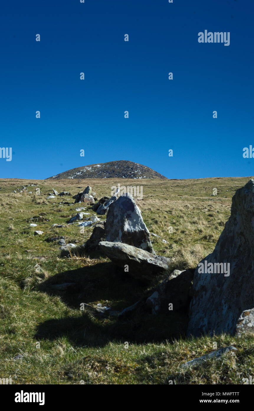 Una linea di rocce che conduce fino a Mt Brandon in kerry Foto Stock