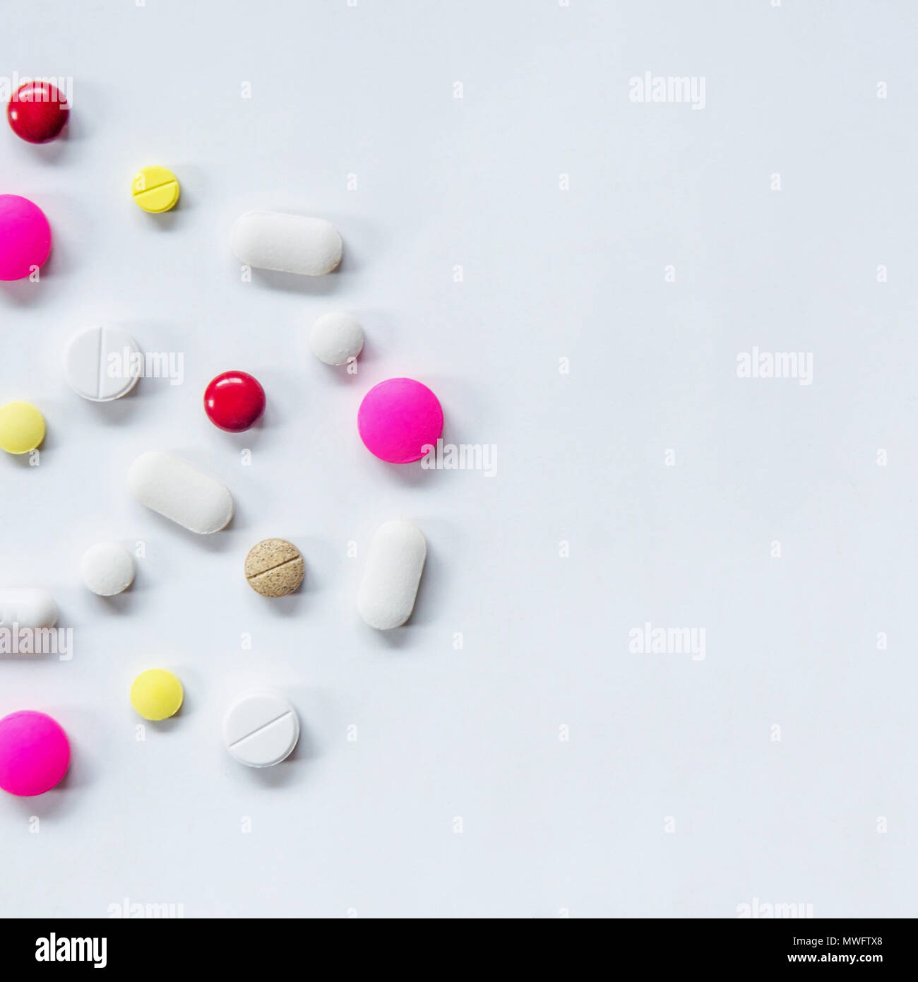 Vista superiore delle pillole sullo sfondo bianco, il farmaco e la capsula pillole sul pavimento, il palo del farmaco e pillole sullo sfondo bianco. Foto Stock