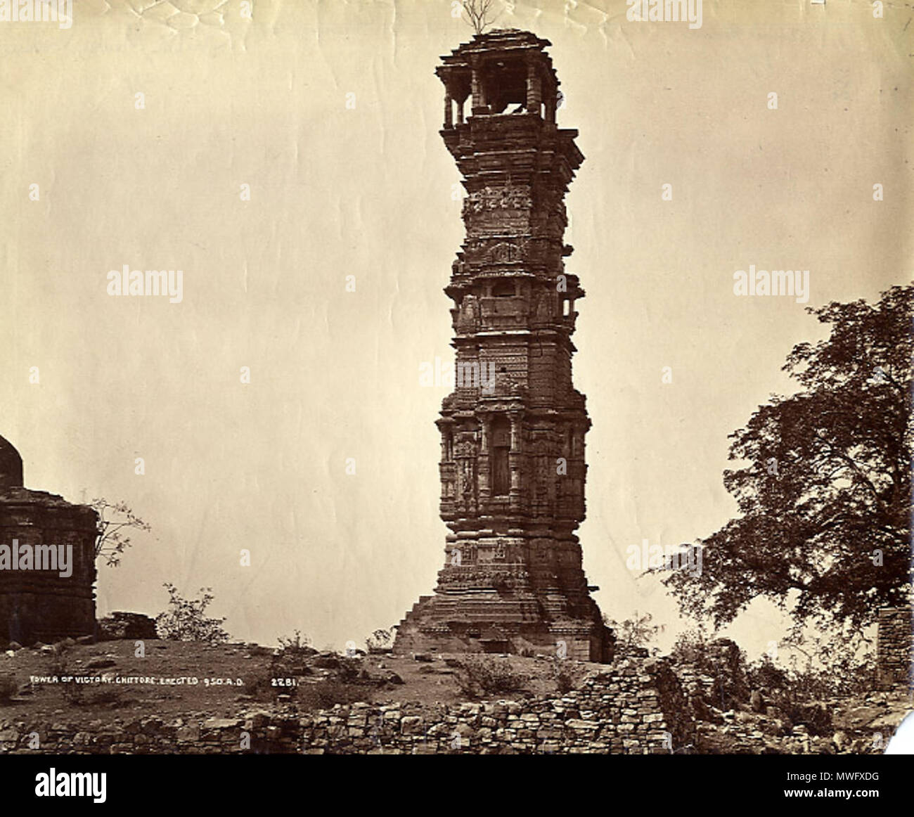 . Inglese: vecchia foto del Kirti Stambha (Torre di fama) . 1870s. Bourne e pastore, attualmente la proprietà predefinita del governo dell India. 454 vecchia foto di Kirti Stambha in Chittorgarh Fiort Foto Stock