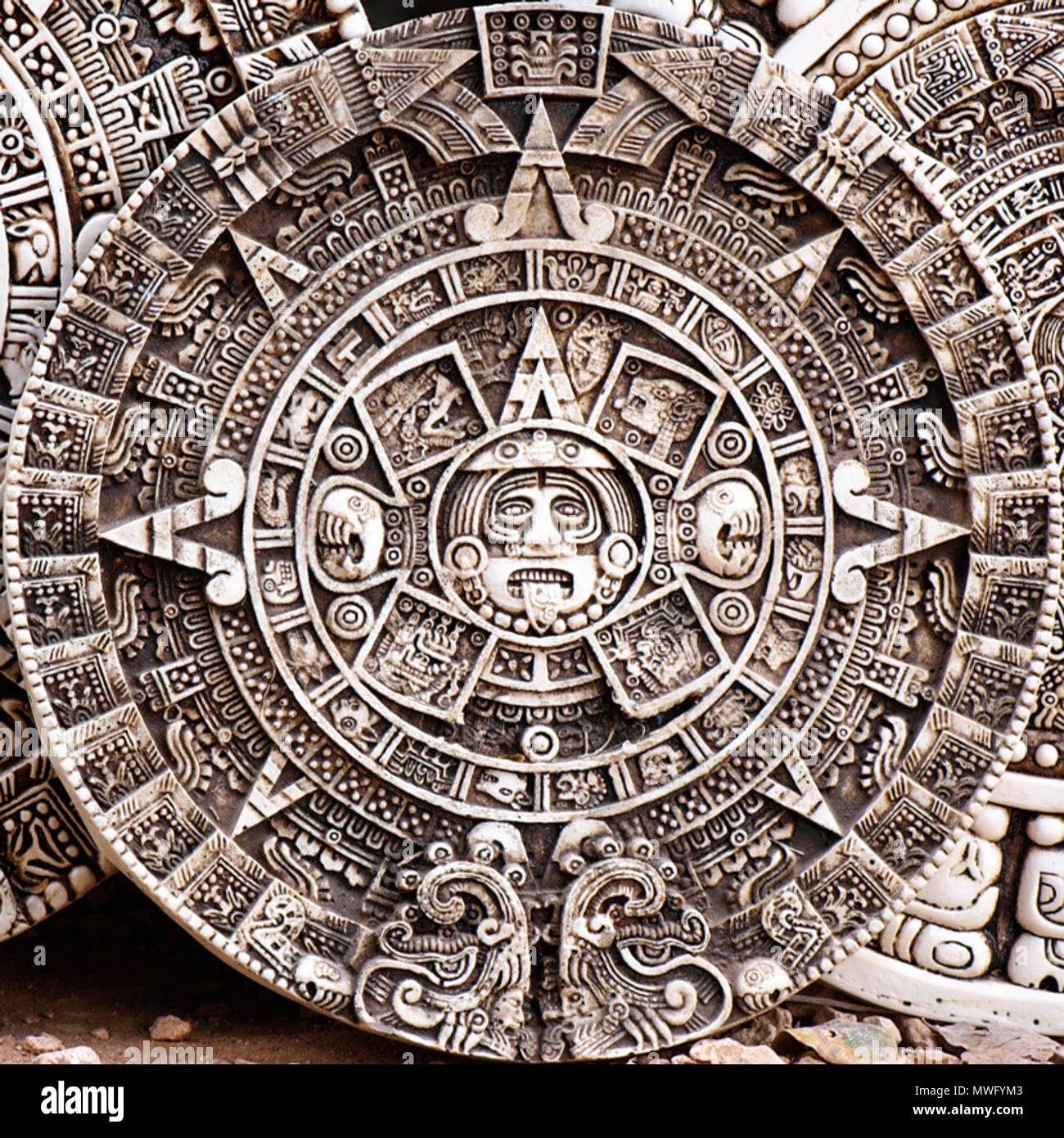 Inglese: Bussola antica del popolo della terra di Aztec . 3000 BC. Antico  popolo dalla terra di Aztec 409 Maya della bussola 1 Foto stock - Alamy