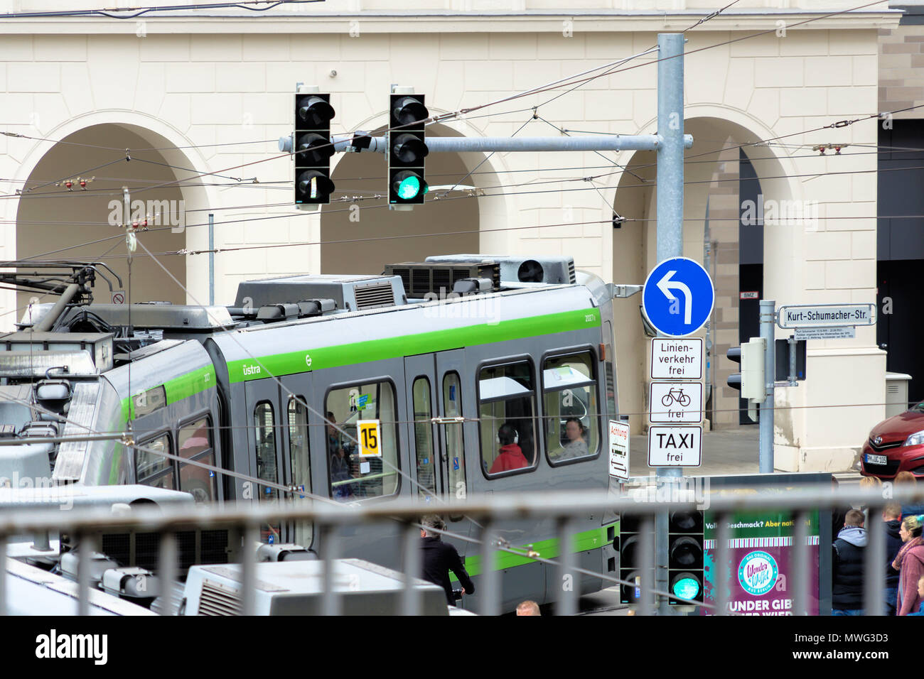 Il tram con il tetto verde diventa davanti a una luce verde, Hannover, Germania, maggio 2018 Foto Stock