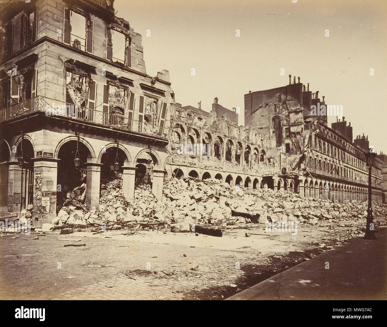 . Inglese: Le Ministère des Finances Incendie, vue exteriere. Les Ruines de Paris et de ses dintorni 1870-1871: cento fotografie: Premier Volume. Par A. Liébert, testo par Alfred d'Aunay. Autore: Alfred d'Aunay (Francese) Data: 1870-71 medie: Albume argento stampe da negativi di vetro di dimensioni: immagini circa: 19 x 25 cm (7 1/2 x 9 13/16 in.), o i supporti di retromarcia: 32,8 x 41,3 cm (12 15/16 x 16 1/4 in.), o la classificazione inversa: Album linea di credito: Joyce F. Menschel fotografia del fondo della libreria, 2007 Numero di accessione: 2007.454.1.1-0,33 . 1870-71. Alphonse J. Liébert (francese, 1827-1913) 36 Foto Stock