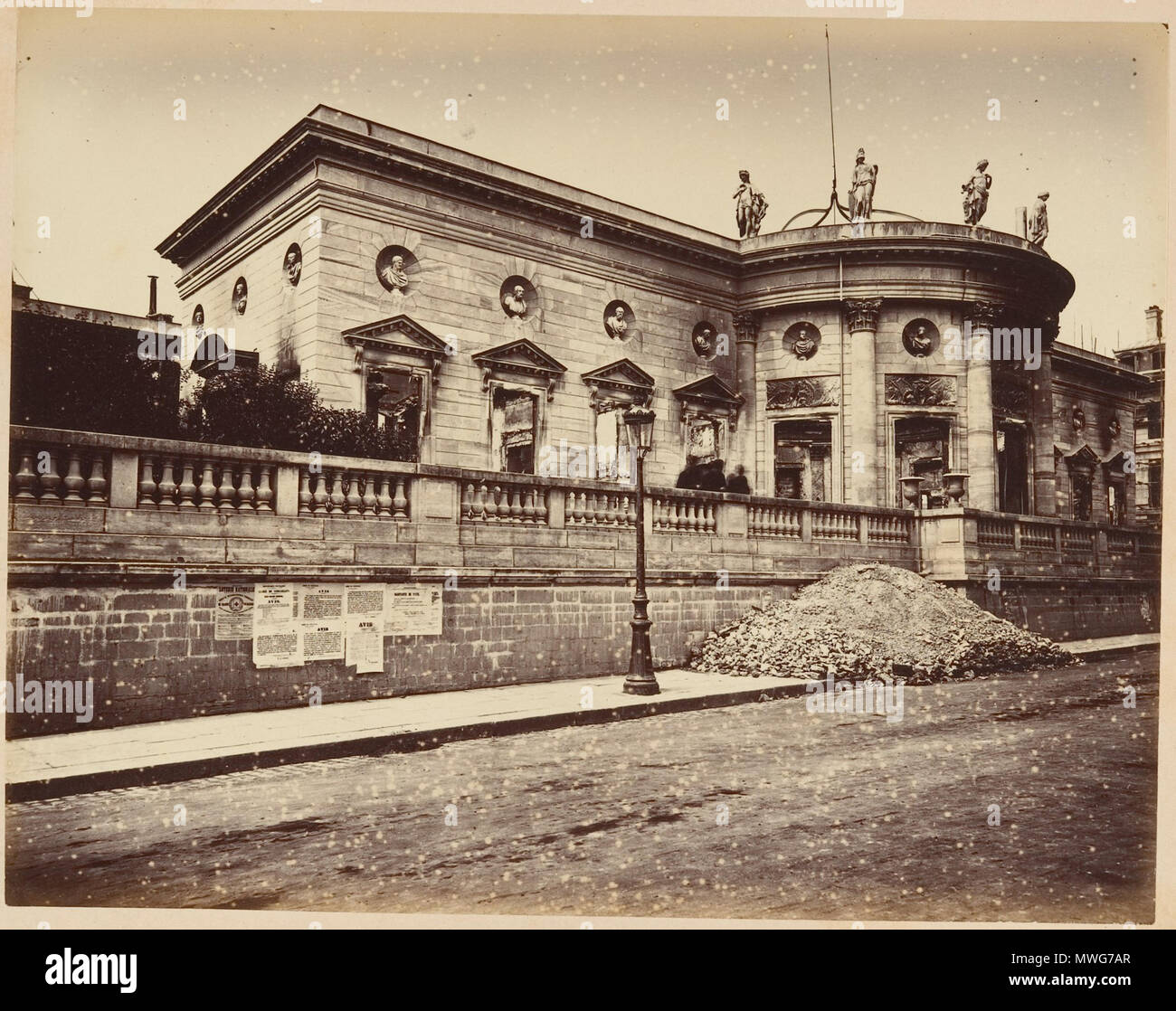 . Inglese: Les Ruines de Paris et de ses dintorni 1870-1871: cento fotografie: Premier Volume. Par A. Liébert, testo par Alfred d'Aunay. Autore: Alfred d'Aunay (Francese) Data: 1870-71 medie: Albume argento stampe da negativi di vetro di dimensioni: immagini circa: 19 x 25 cm (7 1/2 x 9 13/16 in.), o i supporti di retromarcia: 32,8 x 41,3 cm (12 15/16 x 16 1/4 in.), o la classificazione inversa: Album linea di credito: Joyce F. Menschel fotografia del fondo della libreria, 2007 Numero di accessione: 2007.454.1.1-0,33 . 1870-71. Alphonse J. Liébert (francese, 1827-1913) 368 Les Ruines de Paris et de ses dintorni 1870-1871, Foto Stock