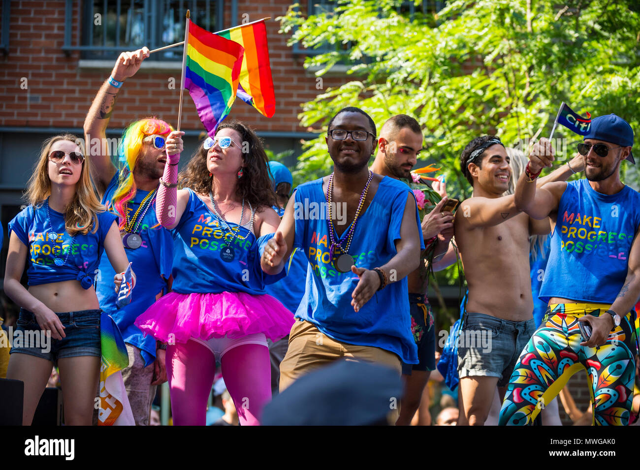 NEW YORK CITY - Giugno 25, 2017: i partecipanti onda bandiere arcobaleno su un galleggiante nel bilancio annuale Pride Parade mentre passa attraverso il Greenwich Village. Foto Stock