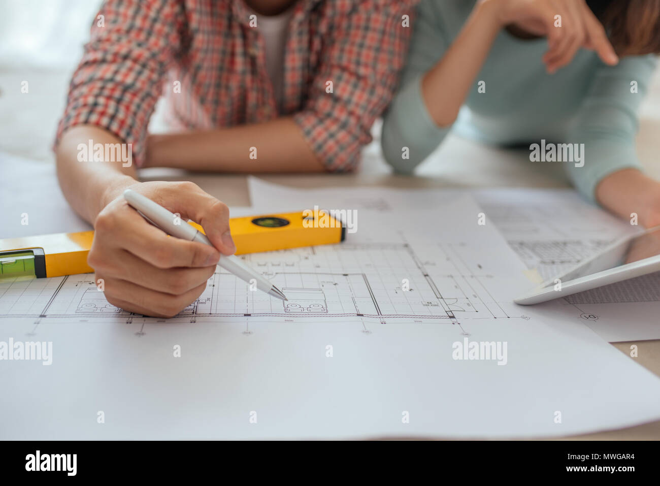 Il giovane stanno discutendo di casa piani della casa da sogno. La felicità della famiglia. Foto Stock