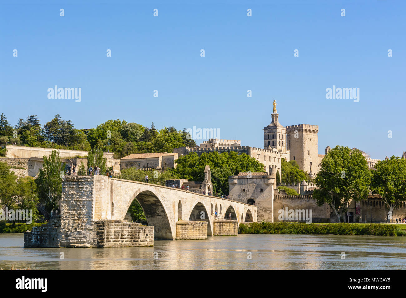 Il ponte Saint-Benezet, noto anche come ponte di Avignone e il Palazzo Papale, con il Notre Dame des Doms cattedrale e campane torre, sono parte di th Foto Stock