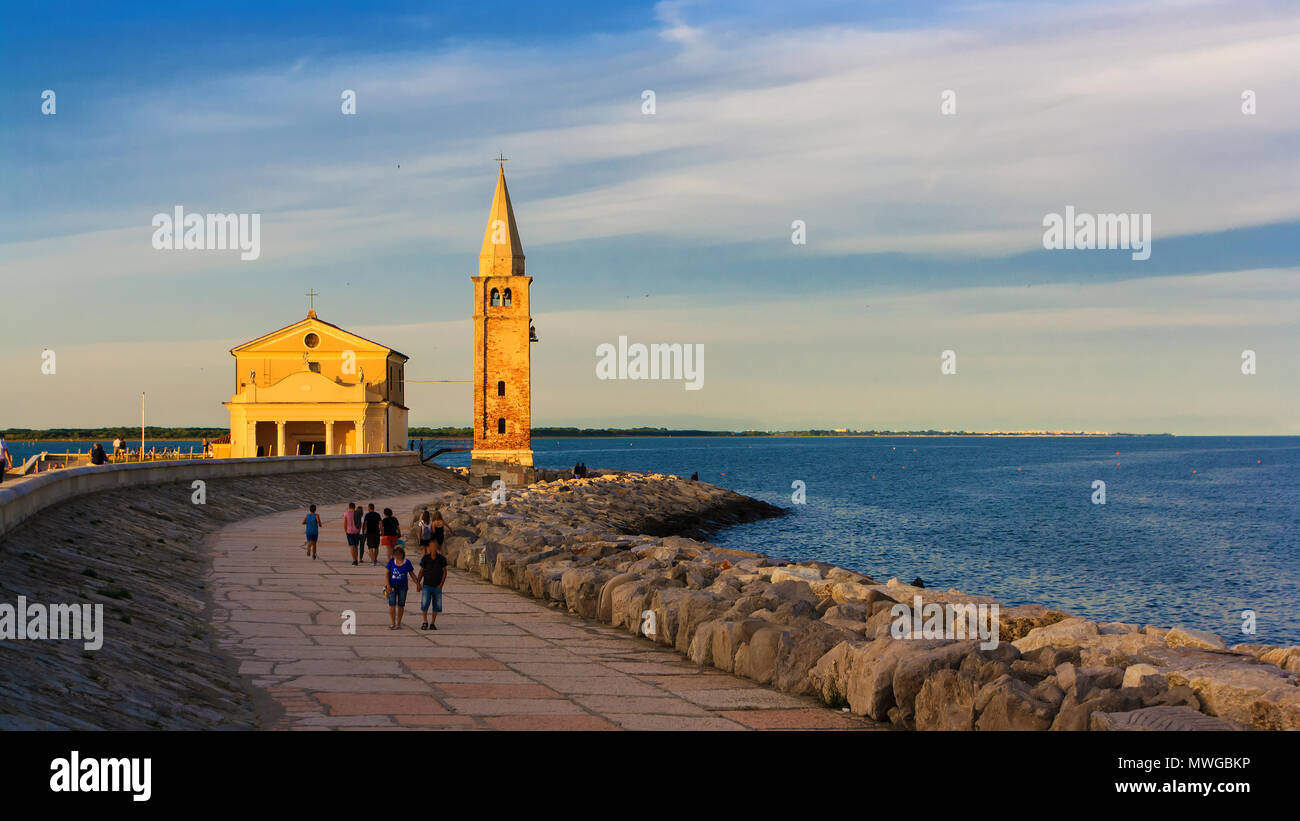 Chiesa sul mare Foto Stock