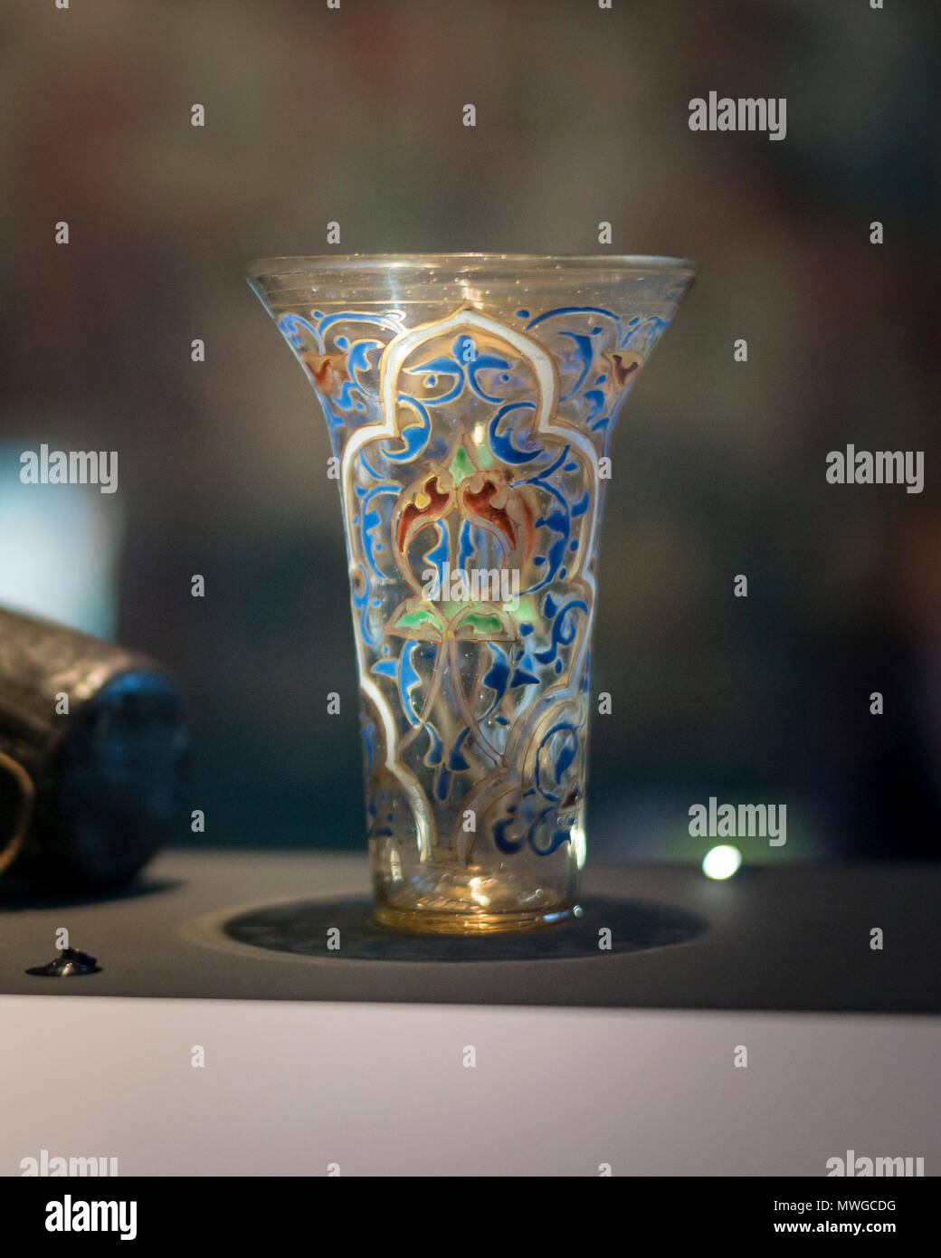 Londra. In Inghilterra. La fortuna di Edenhall, XIV secolo decorato bicchiere di vetro dalla Siria o in Egitto. V&A Victoria e Albert Museum. Vetro smaltato e Foto Stock