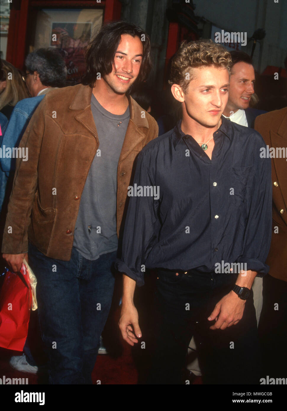 HOLLYWOOD, CA - 11 Luglio: (L-R) attori Keanu Reeves e Alex Winter frequentare il 'Bill & Ted's Bogus viaggio' Hollywood Premiere sulla luglio 11, 1991 presso il Teatro Cinese di Mann in Hollywood, la California. Foto di Barry re/Alamy Stock Photo Foto Stock