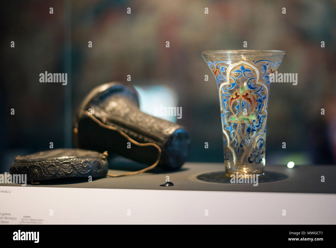 Londra. In Inghilterra. La fortuna di Edenhall, XIV secolo decorato bicchiere di vetro dalla Siria o in Egitto, con custodia in pelle. V&A Victoria e Albert Museum. G Foto Stock
