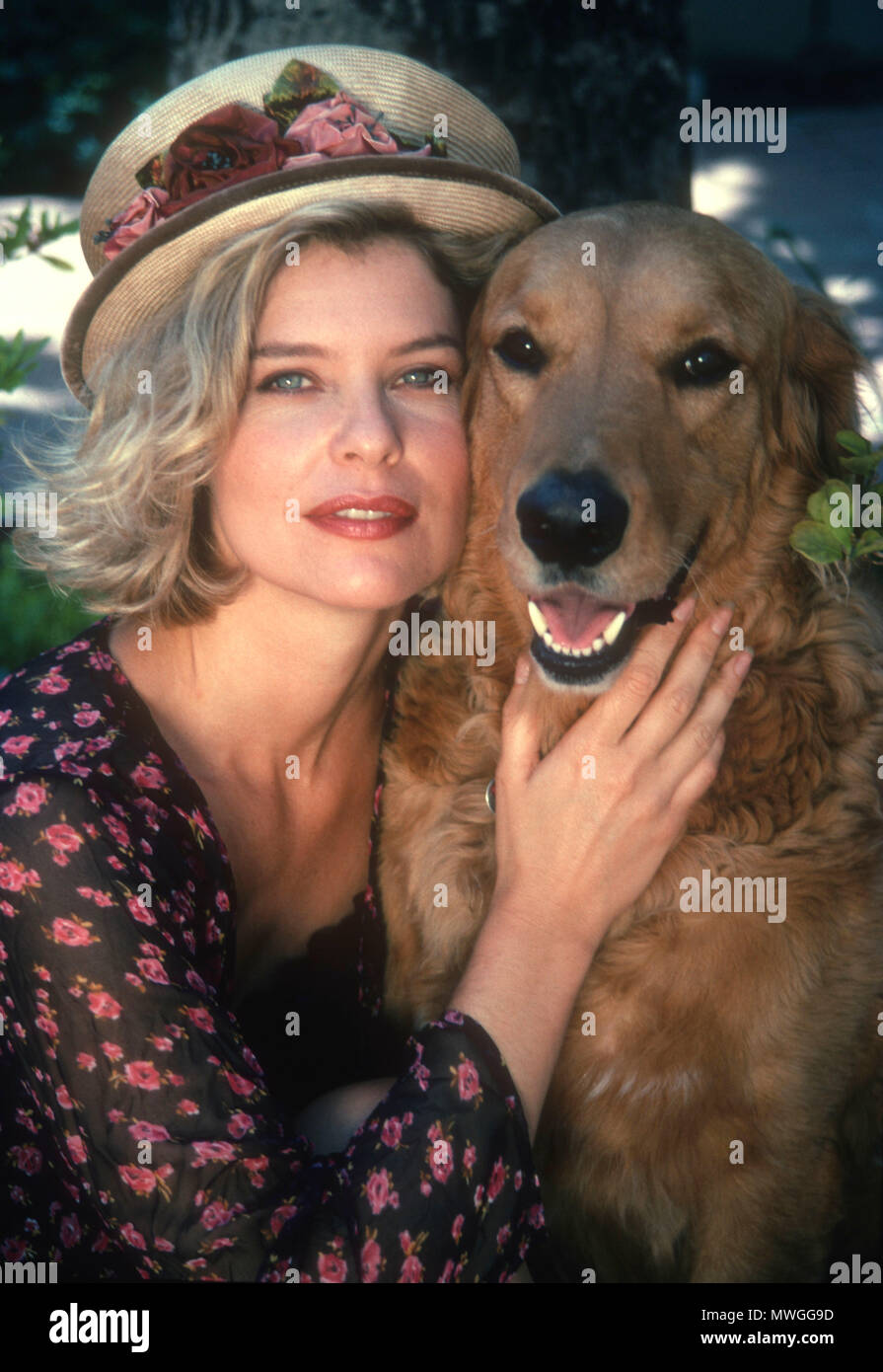 LOS ANGELES, ca- Luglio 11: (esclusiva) attrice Kate Vernon pone con il suo cane a scattare una foto sulla luglio 11, 1991 a Los Angeles, California. Foto di Barry re/Alamy Stock Photo Foto Stock