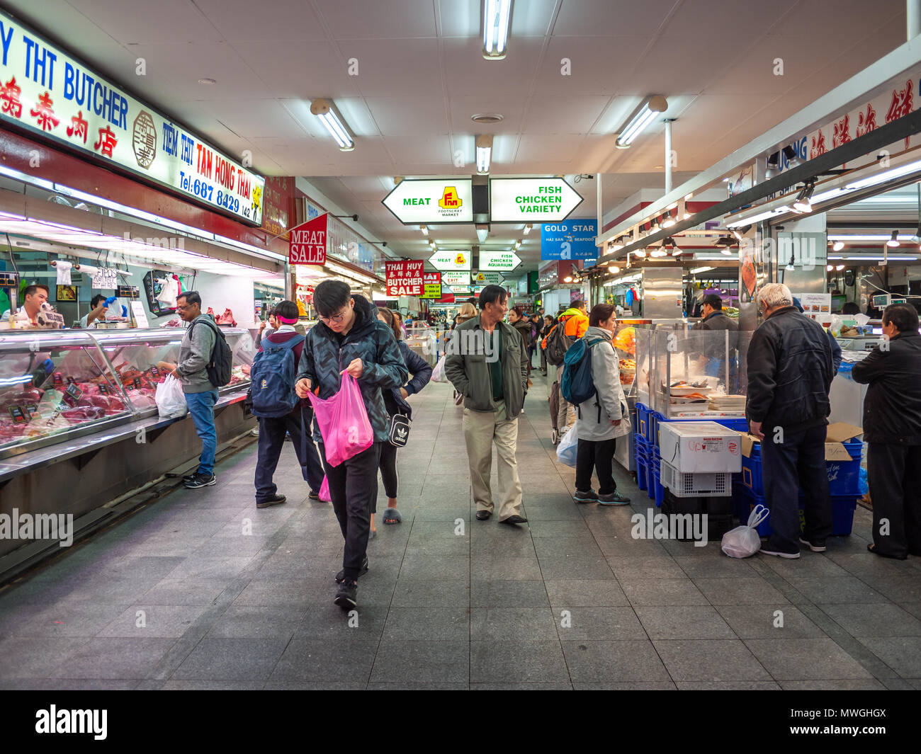 People shopping nel Mercato Footscray. Bilingue e trilingue shop segni sono una caratteristica di Footscray. Melbourne VIC Australia. Foto Stock