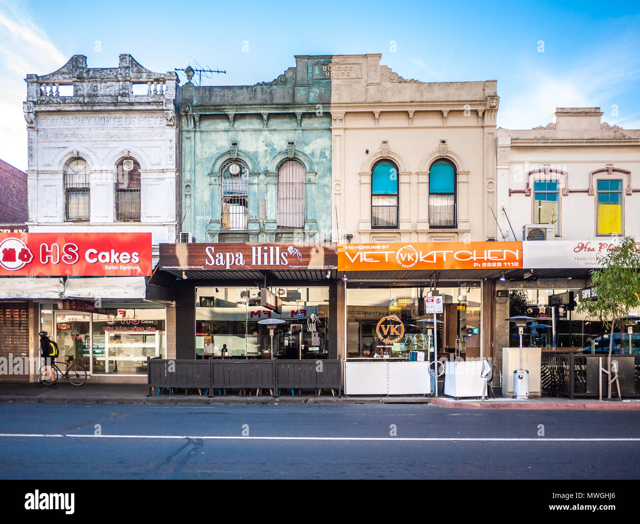 Ristoranti asiatici lungo Melbourne's suburban street a Footscray. In stile vittoriano facciata della vecchia architettura. Foto Stock