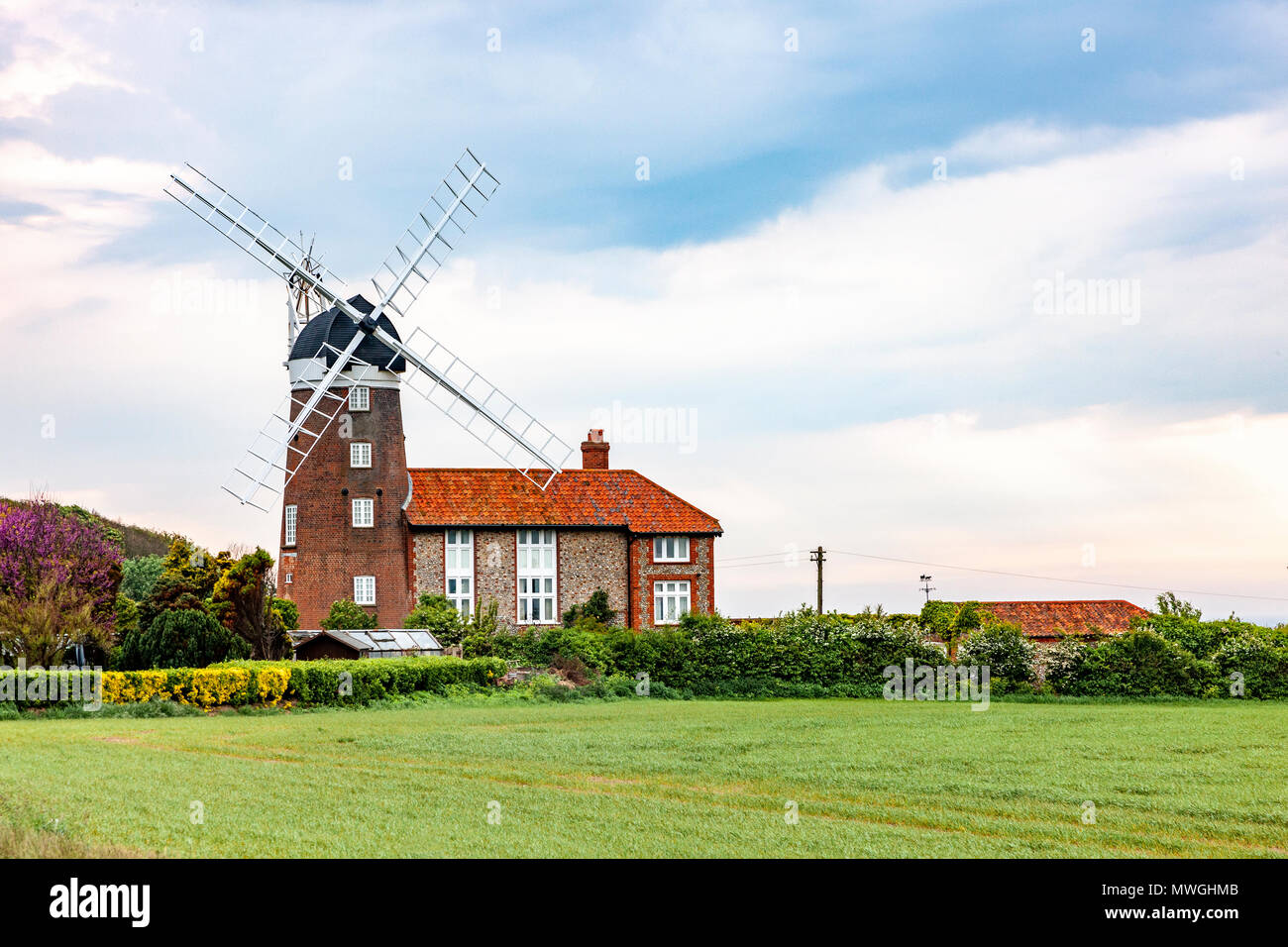 Il mulino a vento di Weybourne. Holt, Norfolk, Inghilterra, Regno Unito. Foto Stock