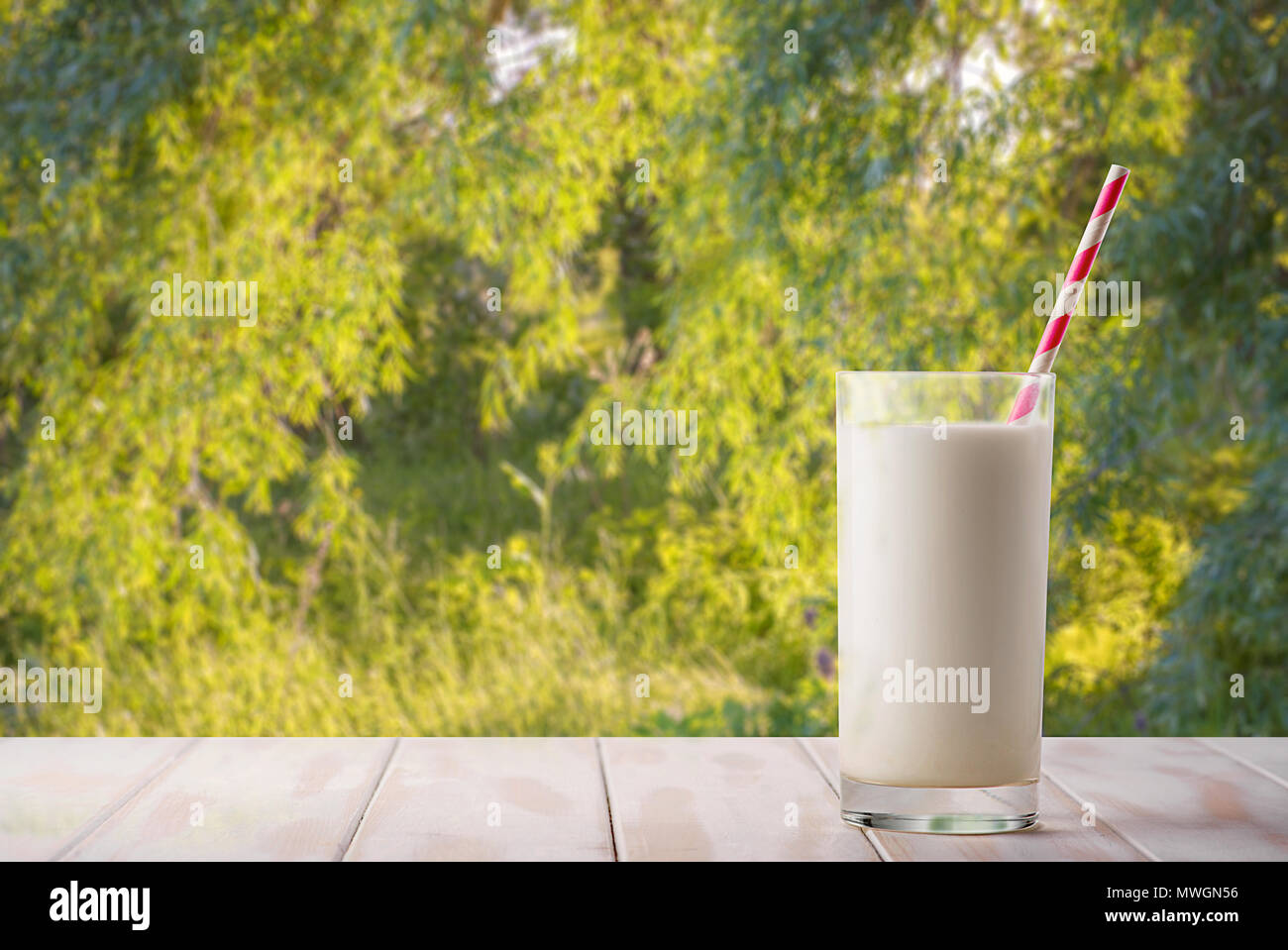 Un bicchiere di latte Foto Stock