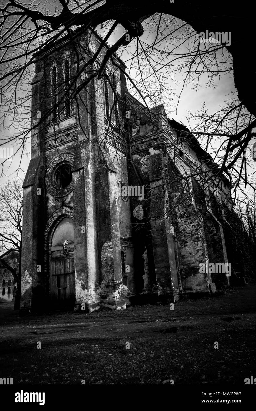 Creepy abbandonato la chiesa cattolica Foto Stock