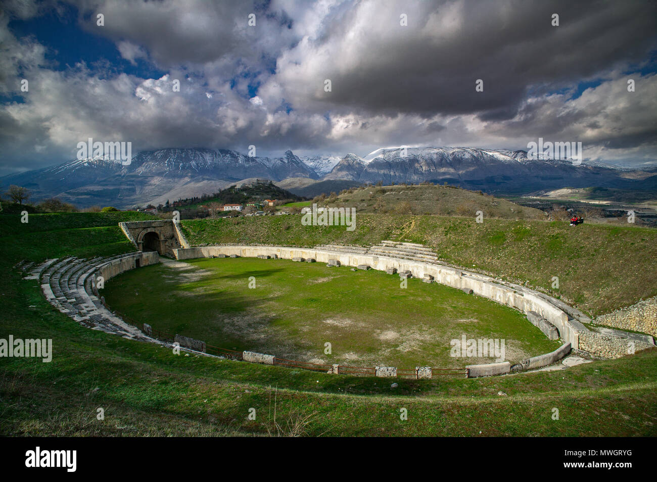 Rovine di anfiteatro romano, Alba Fucens. Abruzzo, Italia Foto Stock
