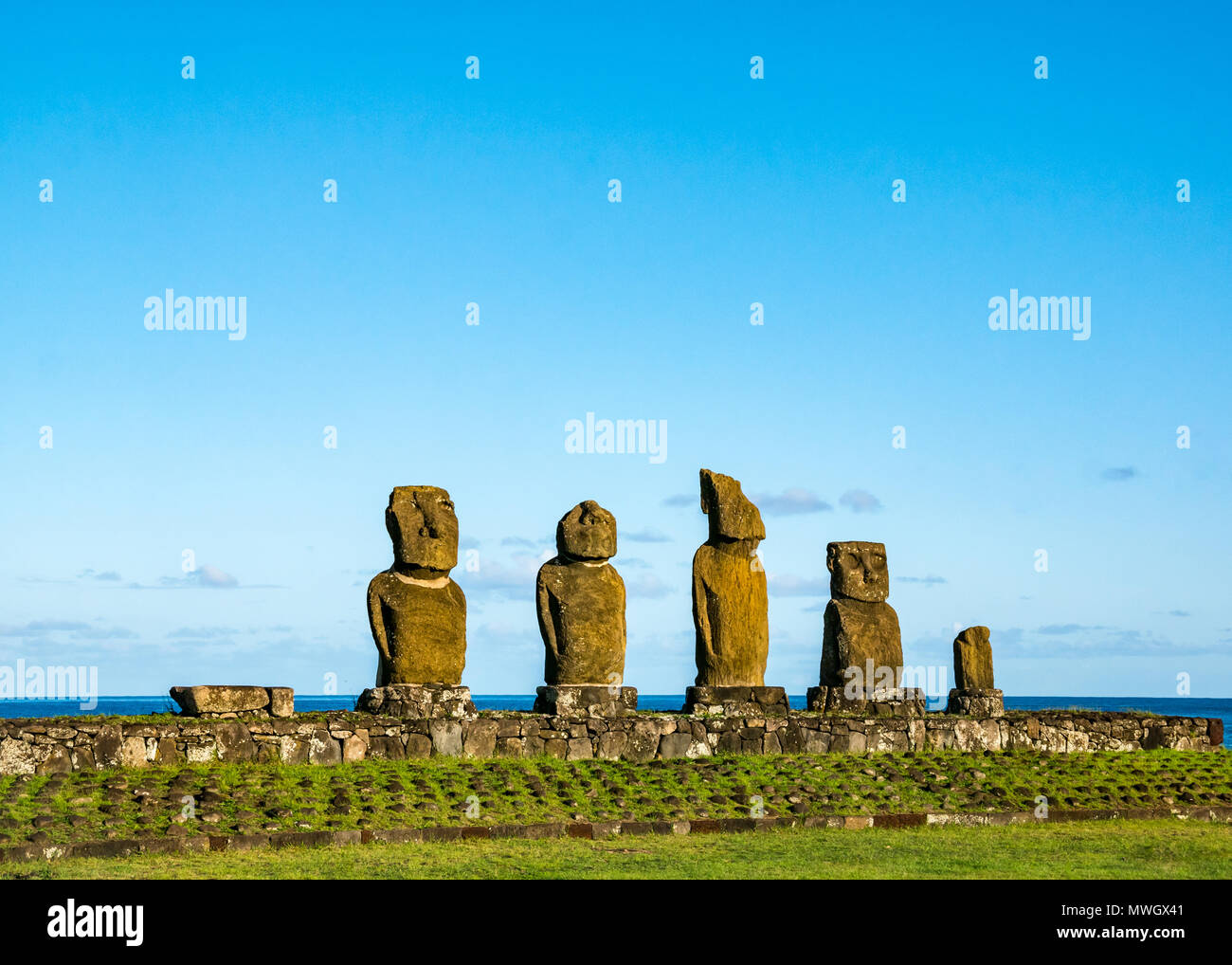 Ahu Vai Ura, Tahai Moai figure, Hanga Roa, Isola di Pasqua, Cile Foto Stock