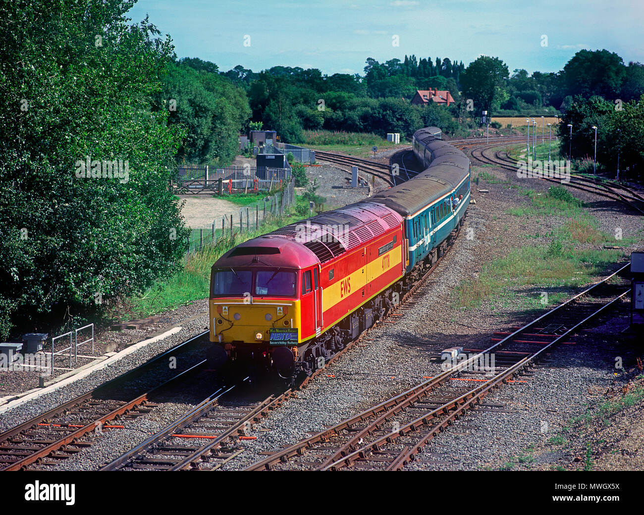 Una classe di EWS 47 locomotiva diesel numero 47778 'Duke of Edinburgh's Award' la lavorazione di un "NENTA" railtour alla giunzione Whitacre il 2 agosto 2003. Foto Stock Una classe di EWS 47 locomotiva diesel numero 47778 'Duke of Edinburgh's Award' la lavorazione di un "NENTA" railtour alla giunzione Whitacre il 2 agosto 2003. Foto Stock