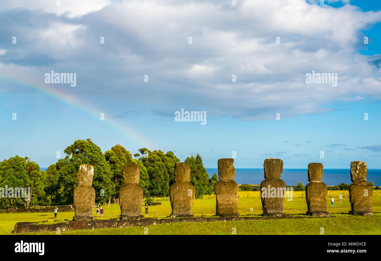 Ahu Akivi Moai stone figura sculture che guarda all'Oceano Pacifico con un arcobaleno, Isola di Pasqua, Cile Foto Stock