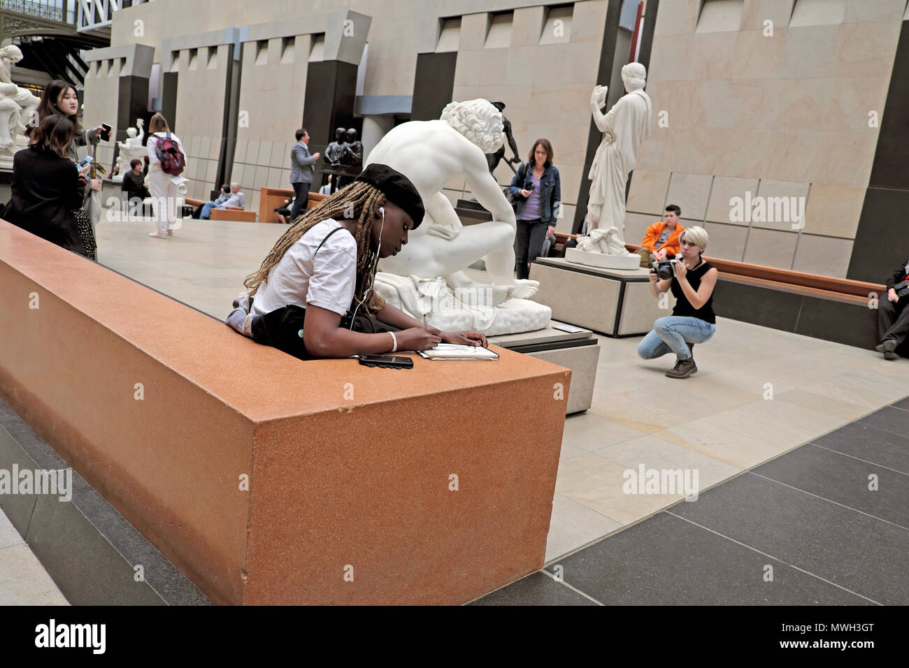 Una giovane donna di colore visita studentessa seduta nella sala principale disegnando una scultura in visita alla galleria d'arte del Musée d'Orsay a Parigi Francia EU KATHY DEWITT Foto Stock