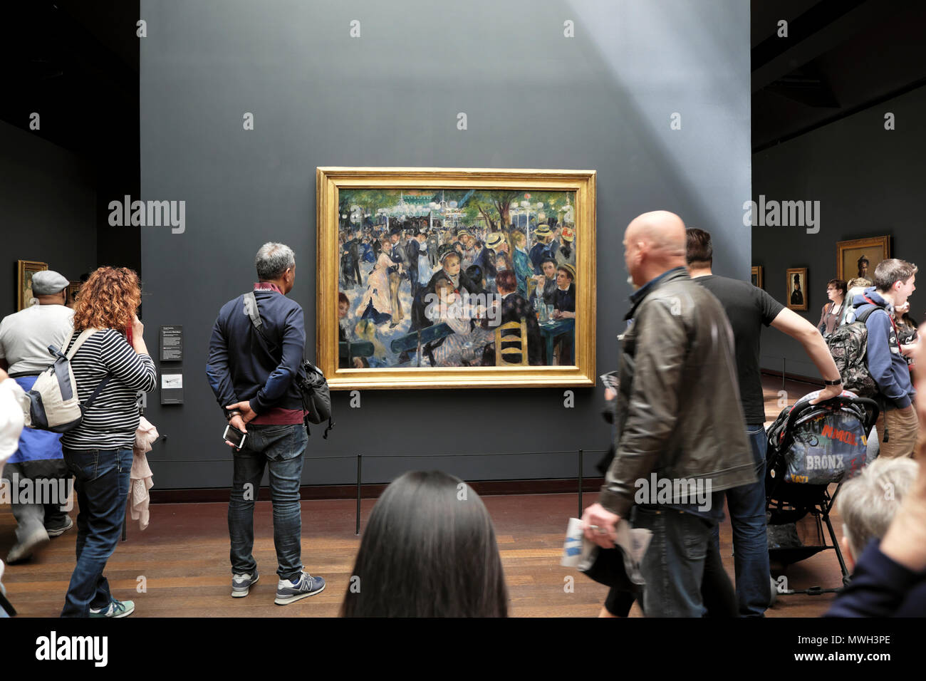 Persone visitatori che guardano al dipinto di Renoir 'Bal du moulin de la Galette' al Musée d'Orsay galleria d'arte Rive Gauche di Parigi Francia KATHY DEWITT Foto Stock
